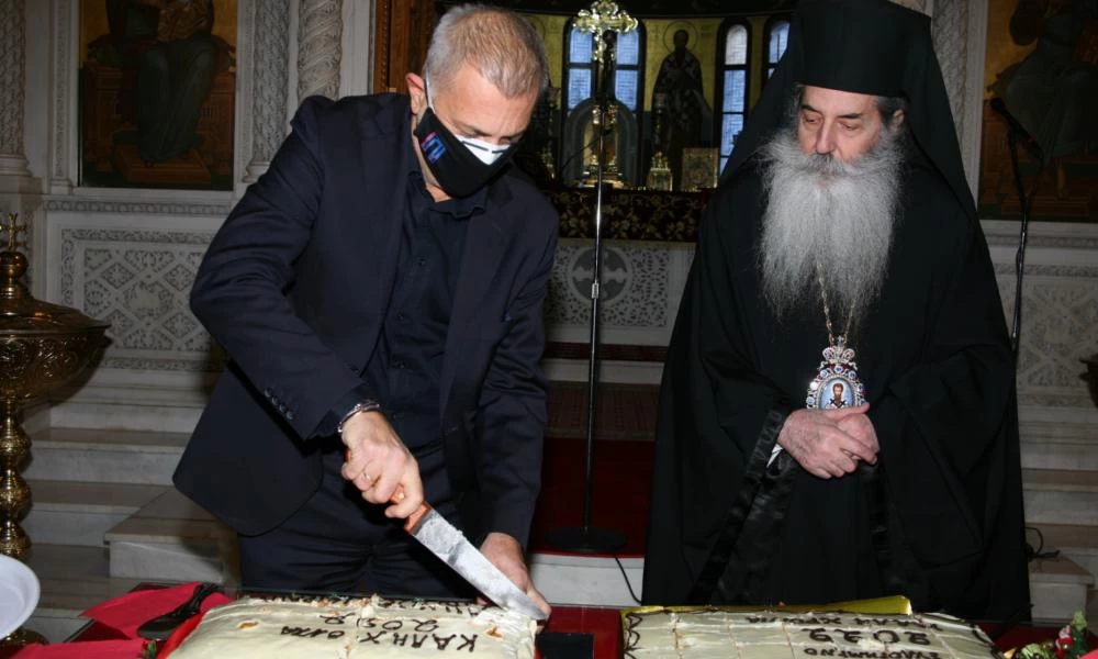 Πειραιάς: O Γιάννης Μώραλης έκοψε την πρωτοχρονιάτικη πίτα
